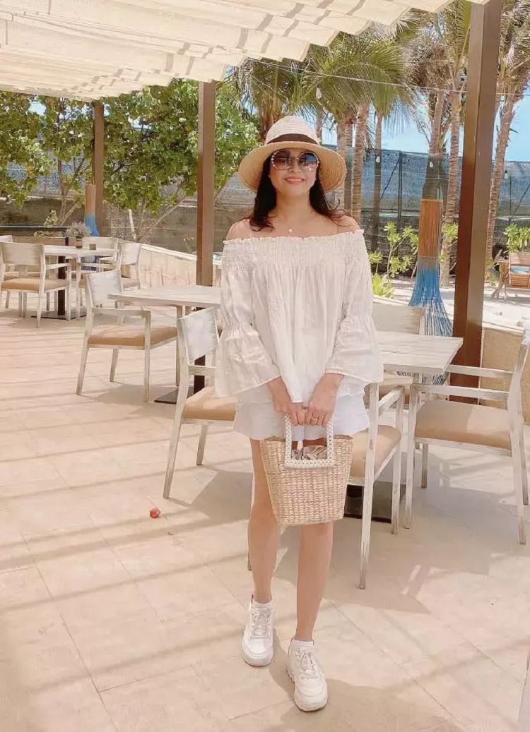 Bà Tú Oanh có gu thời trang xì tin, hack tuổi không kém gái trẻ