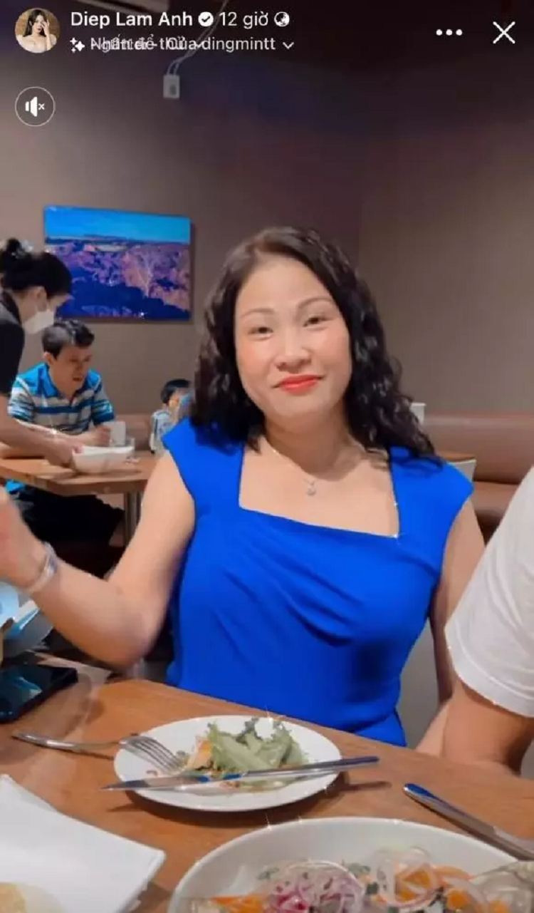 Tính cách mạnh mẽ và hào sảng của Diệp Lâm Anh dường như một phần thừa hưởng từ mẹ ruột Cũng giống như Diệp Lâm Anh, mẹ ruột của cô rất đam mê thể thao và vận động. Bà duy trì rèn luyện sức khỏe với yoga và gym từ nhiều năm qua nên lúc nào cũng vui vẻ và khỏe khoắn