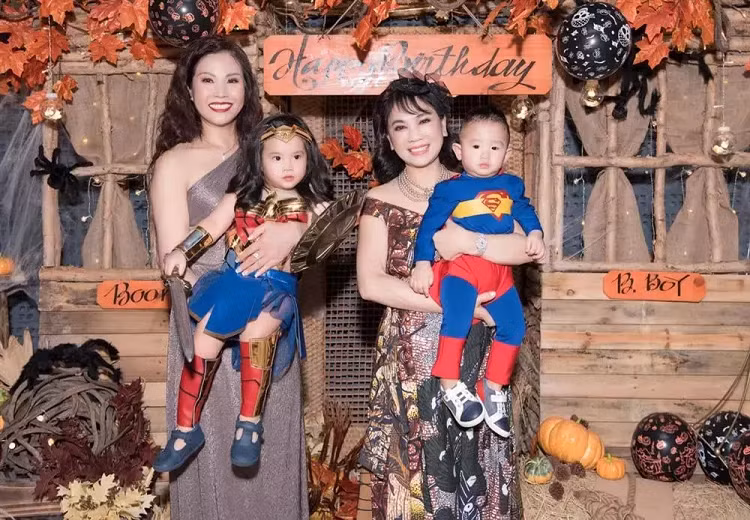 Mối quan hệ của hai bà thông cũng rất thân thiết. Trong bất kể sự kiện nào của gia đình, cả hai bà mẹ đều có mặt, xúng xính váy áo và chụp hình cùng nhau. Mẹ chồng cô năm nay 59 tuổi và mẹ đẻ 51 nhưng nhan sắc đều quá đỗi trẻ trung khiến các con phải chạy dài.