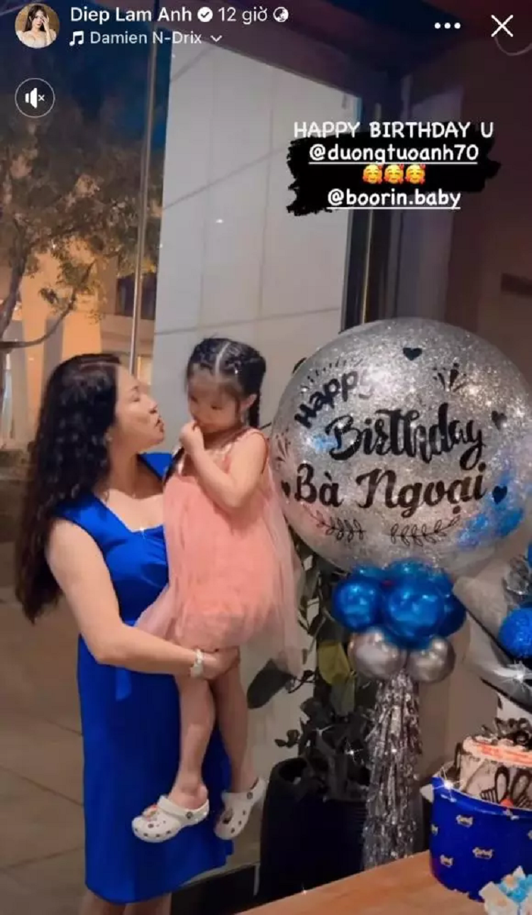 Mẹ đẻ Diệp Lâm Anh diện chiếc đầm dáng ôm màu xanh, khoe khéo vóc dáng thon thả dù đã ở độ tuổi U60. Diệp Lâm Anh thừa hưởng nhiều nét giống mẹ, đặc biệt là khuôn miệng và nụ cười.