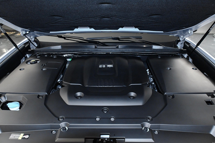 Nằm bên dưới nắp ca-pô của Beijing BJ60 2023 là hệ truyền động mild hybrid với động cơ xăng 4 xi-lanh, tăng áp, dung tích 2.0L và mô-tơ điện 48V. Hệ truyền động này tạo ra công suất tối đa 266 mã lực và mô-men xoắn cực đại 406 Nm.