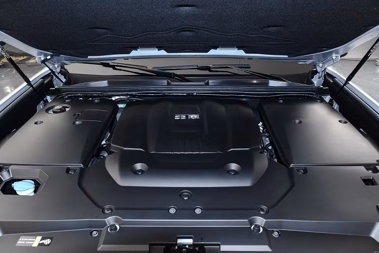 Nằm bên dưới nắp ca-pô của Beijing BJ60 2023 là hệ truyền động mild hybrid với động cơ xăng 4 xi-lanh, tăng áp, dung tích 2.0L và mô-tơ điện 48V. Hệ truyền động này tạo ra công suất tối đa 266 mã lực và mô-men xoắn cực đại 406 Nm.