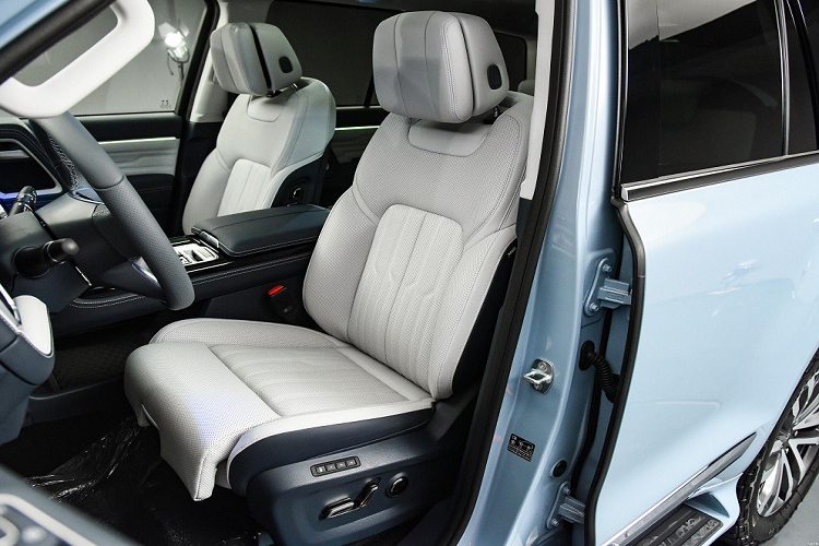 Bên trong Beijing BJ60 2023 là không gian nội thất 5 chỗ hoặc 7 chỗ, tùy theo lựa chọn của khách hàng. Nội thất của xe tạo cảm giác hiện đại nhờ những trang bị như vô lăng 4 chấu tích hợp phím chức năng, bảng đồng hồ kỹ thuật số với màn hình LCD 10,25 inch...