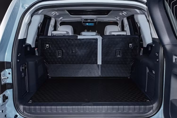 Những trang bị khác của mẫu SUV Trung Quốc này bao gồm gương chiếu hậu kỹ thuật số, cửa sổ trời toàn cảnh Panorama, hệ thống đèn viền nội thất 256 màu, kính dán an toàn dành cho hàng ghế trước, hệ thống âm thanh INFINITY 12 loa và sạc điện thoại thông minh không dây.