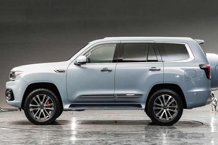 Thuộc phân khúc SUV cỡ trung, Beijing BJ60 2023 của Trung Quốc có chiều dài 5.040 mm, chiều rộng 1.955 mm, chiều cao 1.925 mm và chiều dài cơ sở 2.820 mm. Với kích thước này, mẫu BJ60 mới sẽ phả hơi nóng lên một số đối thủ như Toyota Highlander hay Hyundai SantaFe.