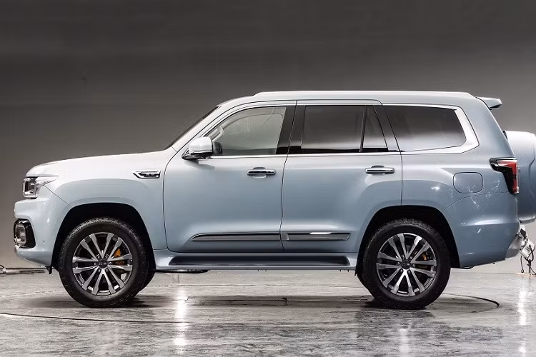 Thuộc phân khúc SUV cỡ trung, Beijing BJ60 2023 của Trung Quốc có chiều dài 5.040 mm, chiều rộng 1.955 mm, chiều cao 1.925 mm và chiều dài cơ sở 2.820 mm. Với kích thước này, mẫu BJ60 mới sẽ phả hơi nóng lên một số đối thủ như Toyota Highlander hay Hyundai SantaFe.