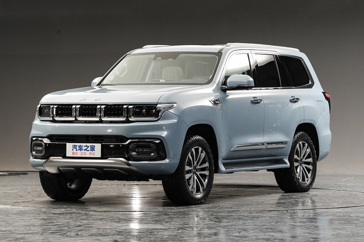 Không chỉ công nghệ cao, nội thất của Beijing BJ60 2023 còn khá sang trọng với chất liệu da phối 2 màu tương phản. Ghế lái của xe được trang bị bệ đỡ bắp chân và tính năng nhớ vị trí. Hàng ghế trước có đủ tính năng như chỉnh điện 12 hướng, sưởi ấm, làm mát và massage