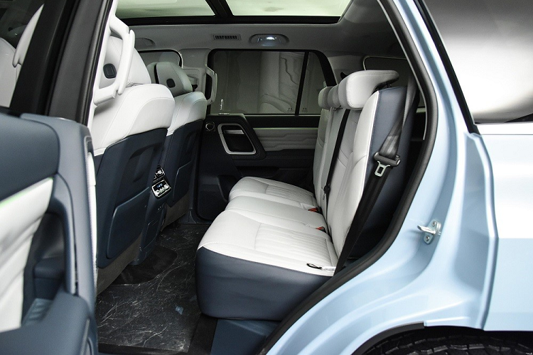 Chưa hết, mẫu SUV Trung Quốc này còn có tính năng ra lệnh bằng giọng nói thông minh, hệ thống định vị, tính năng cập nhật phần mềm qua WiFi và màn hình cảm ứng 1,92 inch để khởi động máy. .