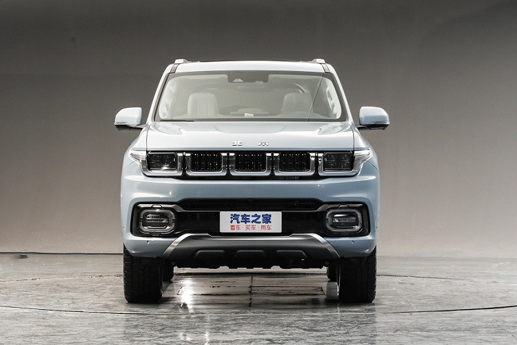 Điểm nhấn đáng chú ý nhất của Beijing BJ60 2023 chính là thiết kế pha trộn giữa xe Jeep và Toyota. Trong đó, thiết kế đầu xe của Beijing BJ60 2023 khá giống với những mẫu SUV nổi tiếng của thương hiệu Jeep đến từ Mỹ. Tại đây, chúng ta sẽ tìm thấy lưới tản nhiệt chia thành 3 khoang màu đen bóng, được bao quanh bằng nẹp mạ crôm tích hợp dải đèn LED định vị ban ngày.