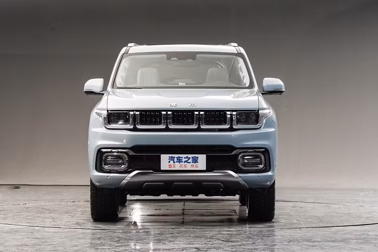 Điểm nhấn đáng chú ý nhất của Beijing BJ60 2023 chính là thiết kế pha trộn giữa xe Jeep và Toyota. Trong đó, thiết kế đầu xe của Beijing BJ60 2023 khá giống với những mẫu SUV nổi tiếng của thương hiệu Jeep đến từ Mỹ. Tại đây, chúng ta sẽ tìm thấy lưới tản nhiệt chia thành 3 khoang màu đen bóng, được bao quanh bằng nẹp mạ crôm tích hợp dải đèn LED định vị ban ngày.