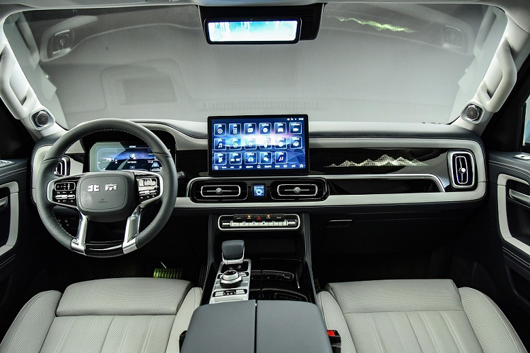 Trong khi đó, hốc gió trung tâm của Beijing BJ60 2023 được đặt ở vị trí khá cao, bên trên tấm ốp màu đen nằm giữa cản trước. Ngoài ra, xe còn được trang bị đèn sương mù trước với dải đèn LED định vị ban ngày bao quanh và tấm ốp màu bạc khá hầm hố dưới gầm.