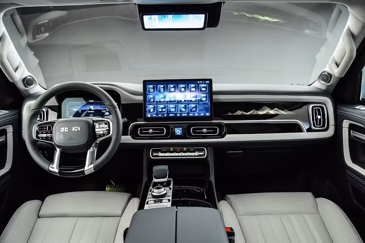 Trong khi đó, hốc gió trung tâm của Beijing BJ60 2023 được đặt ở vị trí khá cao, bên trên tấm ốp màu đen nằm giữa cản trước. Ngoài ra, xe còn được trang bị đèn sương mù trước với dải đèn LED định vị ban ngày bao quanh và tấm ốp màu bạc khá hầm hố dưới gầm.