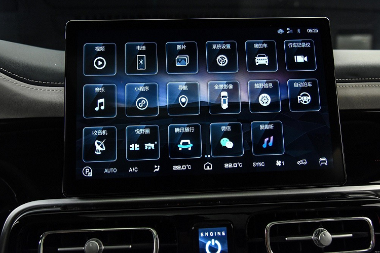 Nếu như thiết kế phía trước và bên sườn của Beijing BJ60 2023 giống Jeep thì khu vực đằng sau lại hao hao Toyota Land Cruiser. Xe được trang bị lốp dự phòng treo trên cửa cốp, đèn hậu nằm dọc, ốp màu bạc trên cản sau và cánh gió mui tích hợp đèn phanh trên cao.