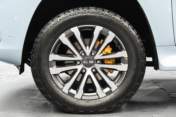 Trong khi đó, hàng ghế sau có tính năng làm mát, sưởi và massage. Người ngồi trên hàng ghế sau có thể chỉnh điều hòa ở chỗ mình theo ý muốn. Phía sau ghế của Beijing BJ60 2023 là khoang hành lý có thể tích 972 lít. Nếu hàng ghế thứ hai gập xuống, con số này sẽ tăng lên 1.836 lít.