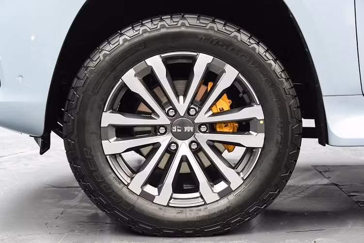 Trong khi đó, hàng ghế sau có tính năng làm mát, sưởi và massage. Người ngồi trên hàng ghế sau có thể chỉnh điều hòa ở chỗ mình theo ý muốn. Phía sau ghế của Beijing BJ60 2023 là khoang hành lý có thể tích 972 lít. Nếu hàng ghế thứ hai gập xuống, con số này sẽ tăng lên 1.836 lít.