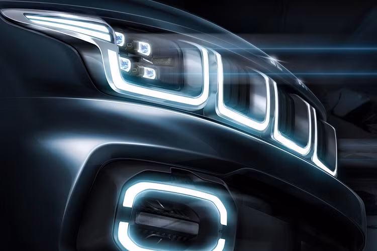 Thiết kế này khá giống lưới tản nhiệt với những khoang dọc đặc trưng của xe Jeep. Bên cạnh đó là đèn pha vuông vức với 4 bóng LED như những viên đá. Cũng như lưới tản nhiệt, đèn pha của xe được bao quanh bằng nẹp mạ crôm tích hợp dải đèn LED định vị ban ngày.