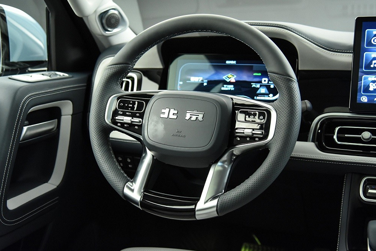 Không chỉ đầu xe mà ngay cả sườn xe của Beijing BJ60 2023 cũng khiến người ta phải nhớ đến xe Jeep. Mẫu SUV Trung Quốc này sở hữu những đường dập gân và vòm bánh khỏe khoắn, chứa bộ vành la-zăng 18 inch hoặc 20 inch. Thêm vào đó là khe gió sau chắn bùn trước, viền cửa sổ và nẹp trên cửa đều được mạ crôm.