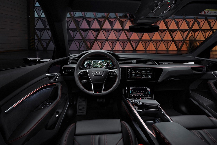 Nếu dùng bộ sạc chậm AC 11 kW, thời gian sạc pin sẽ là 9 tiếng 15 phút. Con số tương ứng của bộ sạc chậm 22 kW tùy chọn là 4 tiếng 45 phút. Ngoài ra, Audi Q8 e-tron 2023 còn dùng được sạc nhanh DC 150 kW ở bản Q8 50 e-tron và 170 kW ở 2 bản còn lại. Với bộ sạc nhanh, thời gian sạc pin từ 10% lên 80%, tương đương phạm vi di chuyển 420 km, rơi vào khoảng 31 phút.