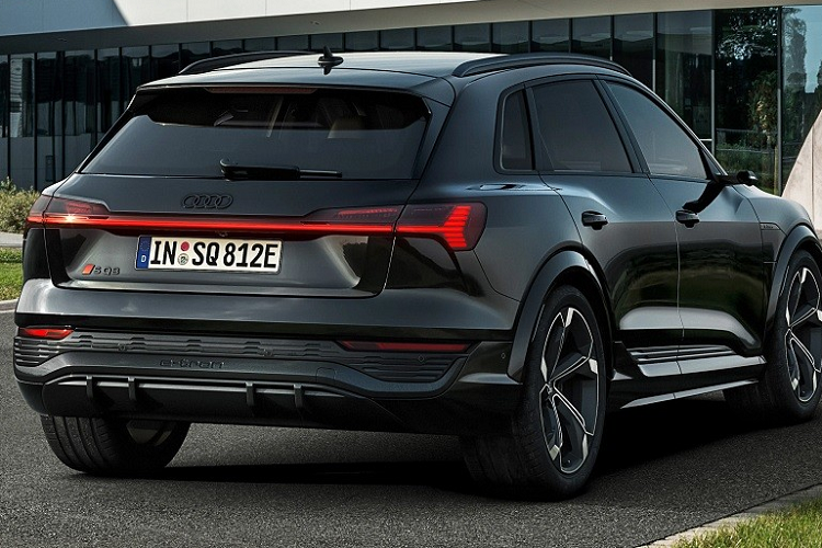 "Bằng việc đổi tên, Audi muốn khẳng định rõ rằng Q8 e-tron là mẫu xe đầu bảng trong dàn SUV và crossover thuần điện của hãng", Audi viết trong thông cáo báo chí. Dự kiến được bán ra thị trường vào tháng 2 năm sau, Audi Q8 e-tron 2023 sẽ có cả kiểu dáng SUV thông thường và SUV lai Coupe (Sportback).