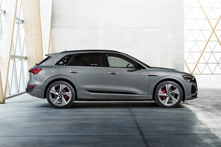 Phiên bản này sở hữu công suất tổng cộng 335 mã lực và mô-men xoắn cực đại 664 Nm. Kết hợp với cụm pin lithium-ion 89 kWh, xe có thể chạy được 491 km (kiểu dáng SUV) hoặc 505 km (Sportback), tăng 100 km so với trước