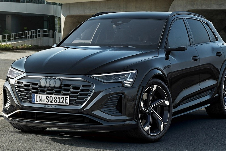 Bước vào bên trong Audi Q8 e-tron 2023, người lái sẽ thấy nội thất có nhiều chất liệu tái chế hơn. Tương tự trước đây, xe cũng có bảng đồng hồ kỹ thuật số 12,3 inch, màn hình cảm ứng trung tâm 10,1 inch cũng như màn hình cảm ứng 8,6 inch để chỉnh các tính năng của xe, thay cho nút bấm và núm xoay cơ học truyền thống.