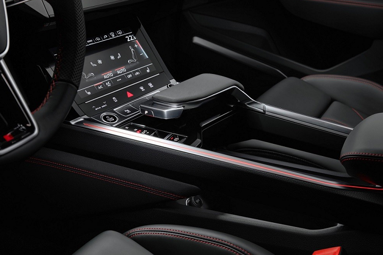 Ngoài ra, Audi Q8 e-tron 2023 còn có phạm vi di chuyển dài hơn nhờ thiết kế khí động lực học cải thiện với hệ số lực cản không khí giảm từ 0,26 Cd xuống 0,24 Cd ở kiểu dáng Sportback và 0,28 Cd xuống còn 0,27 Cd ở kiểu dáng SUV thông thường. Thay đổi tiếp theo của Audi Q8 e-tron 2023 là lưới tản nhiệt có thể đóng/mở tự động để tối ưu hóa luồng không khí.