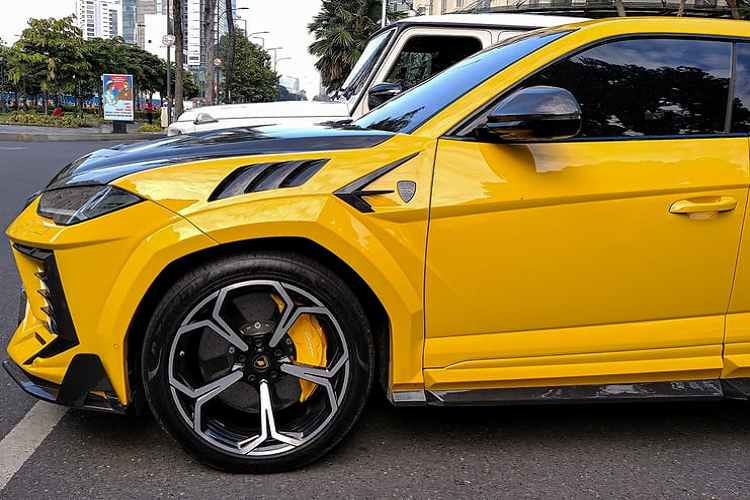 Lamborghini Urus độ Mansory Venatus vẫn sử dụng khối động cơ V8 twin-turbo dung tích 4.0L, sản sinh công suất 650 mã lực và mô-men xoắn cực đại hơn 850 Nm. Sức mạnh của xe phân bổ đến 4 bánh thông qua hộp số tự động 8 cấp.