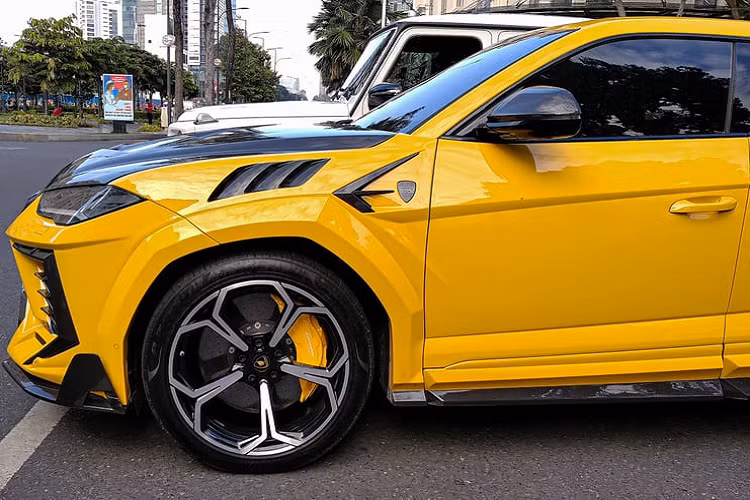 Lamborghini Urus độ Mansory Venatus vẫn sử dụng khối động cơ V8 twin-turbo dung tích 4.0L, sản sinh công suất 650 mã lực và mô-men xoắn cực đại hơn 850 Nm. Sức mạnh của xe phân bổ đến 4 bánh thông qua hộp số tự động 8 cấp.