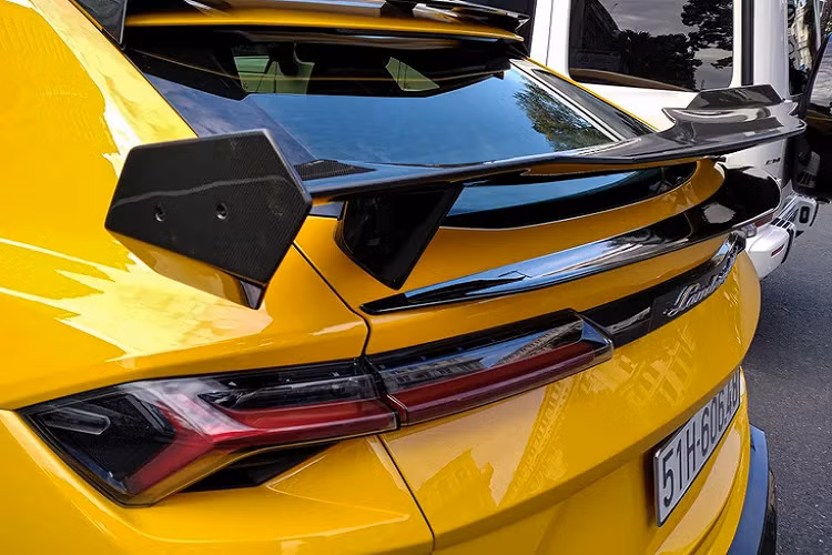 Tuy vậy, phần đuôi của chiếc xe chỉ được nâng cấp với gói Soft Kit của Mansory. Phiên bản Venatus và Venatus EVO tiêu chuẩn sử dụng hệ thống ống xả đặt ở trung tâm cản sau xe.