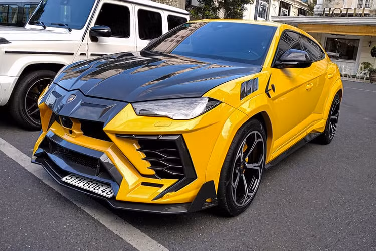 Với các thông số tiêu chuẩn trên, Lamborghini Urus có khả năng tăng tốc từ 0 lên 100 km/h chỉ trong 3,6 giây, trước khi đạt vận tốc tối đa 305 km/h. Theo một số nguồn tin được tiết lộ từ chủ nhân, gói độ Mansory Nevatus trên chiếc Lamborghini Urus này có giá trị hơn 3 tỷ đồng.