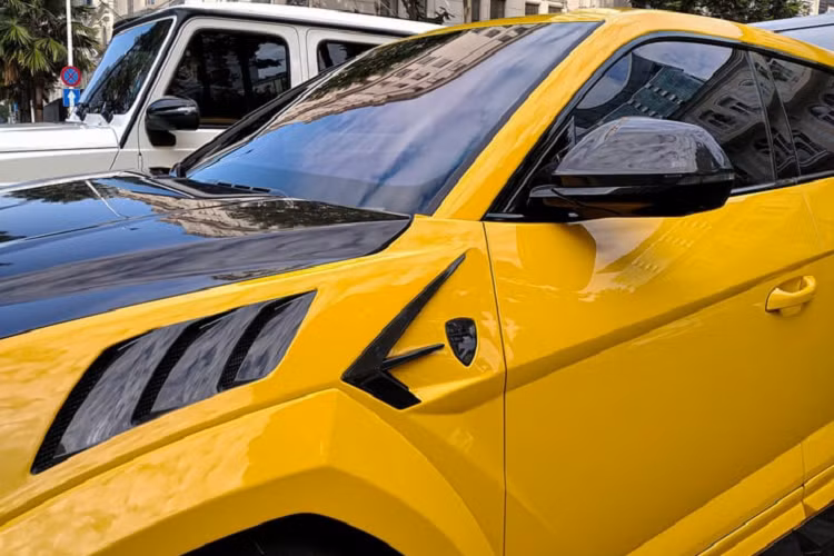 Phần hông xe được thiết kế cắt góc cạnh với khe gió cùng logo Mansory. Nắp capo được phủ một lớp màu đen bóng làm từ sợi carbon, tương phản với ngoại thất vàng Giallo Auge. Trên gói nâng cấp này chủ nhân vẫn giữ nguyên thiết kế mâm Nath kích thước 22 inch.