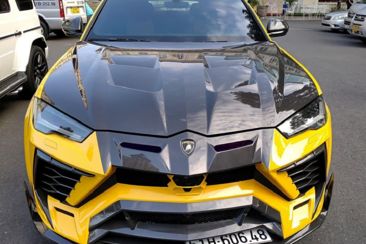 Urus được trang bị cụm đĩa phanh carbon ceramic với đường kính lên đến 440 mm - lớn nhất thế giới. Phần cánh gió Gói độ Mansory Venatus trang bị thêm cho Urus 2 cánh gió khí động học, một cánh gió kích thước lớn trên nắp khoang hành lý, một cánh gió nhỏ hơn nằm trên kính chắn gió sau.