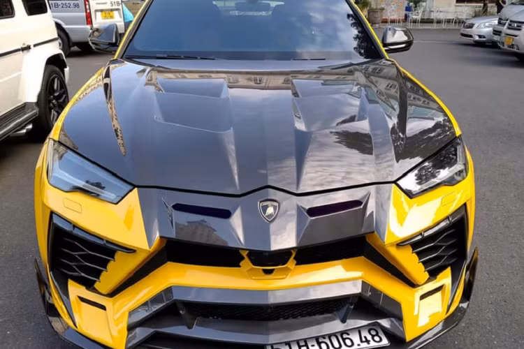 Urus được trang bị cụm đĩa phanh carbon ceramic với đường kính lên đến 440 mm - lớn nhất thế giới. Phần cánh gió Gói độ Mansory Venatus trang bị thêm cho Urus 2 cánh gió khí động học, một cánh gió kích thước lớn trên nắp khoang hành lý, một cánh gió nhỏ hơn nằm trên kính chắn gió sau.