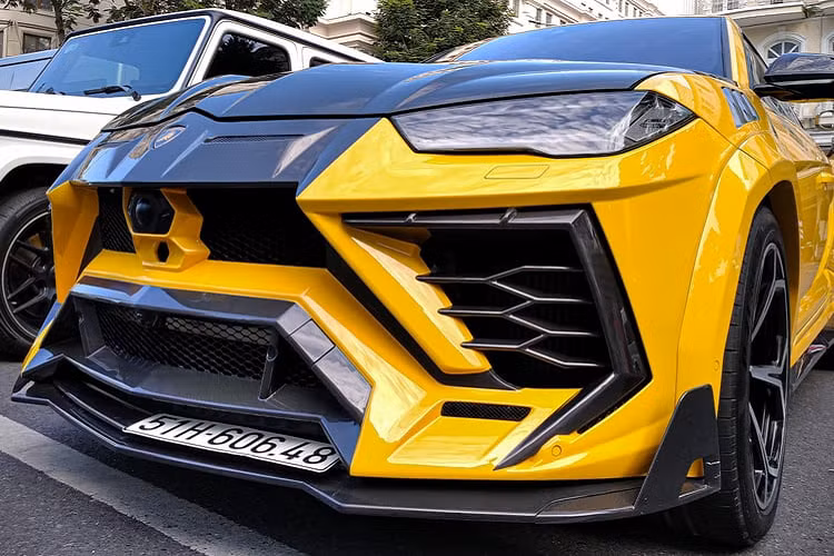 Được ra mắt vào tháng 12/2017, Lamborghini Urus là một dòng siêu SUV được nhiều hãng độ ưu ái cùng nhiều gói nâng cấp đến từ Mansory, Novitec,1016 Industries, Prior Design, TopCar… Từ năm 2019, Mansory đã ra mắt 3 phiên bản cho riêng dòng Urus bao gồm: Soft Kit, Venatus và Venatus EVO.