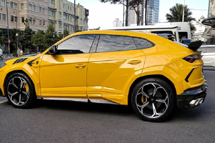 Trước đây một chiếc Lamborghini Urus từng thuộc sở hữu của đại gia Minh Nhựa cũng được nâng cấp một số chi tiết từ gói Mansory Soft Kit. Và tất nhiên chiếc xe màu vàng này không phải mẫu Urus duy nhất Việt Nam được nâng cấp gói độ Mansory Venatus.