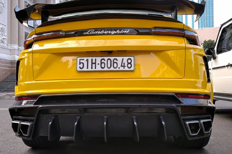 Không chỉ riêng ở Việt Nam, nhiều khách hàng hàng trên thế giới cũng rất ưa chuộng gói nâng cấp Mansory. Mansory Venatus có điểm khác biệt với gói độ Soft Kit là bộ khuếch tán sau mạnh mẽ hơn với thiết kế hệ thống ống xả nằm ở trung tâm cản sau. Mức giá xe Lamborghini Urus tại Việt Nam khoảng hơn 20 tỷ đồng, chưa tình tiền gói độ hơn 3 tỷ.