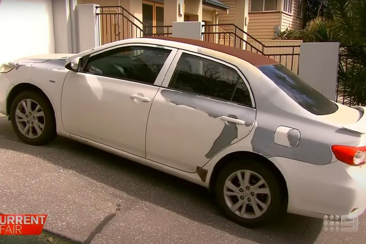 Cách đây vài ngày, kênh truyền hình A Current Affair của Úc đã đăng phóng sự phỏng vấn một số người dùng xe Toyota. Trong phóng sự này, người dùng đã lên tiếng phản ánh tình trạng xe Toyota bị bong tróc sơn ngoại thất, thậm chí có thể bóc ra như giấy dán tường. 