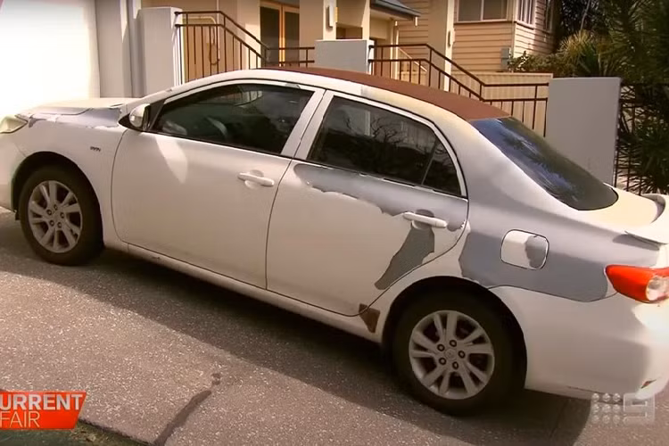 Cách đây vài ngày, kênh truyền hình A Current Affair của Úc đã đăng phóng sự phỏng vấn một số người dùng xe Toyota. Trong phóng sự này, người dùng đã lên tiếng phản ánh tình trạng xe Toyota bị bong tróc sơn ngoại thất, thậm chí có thể bóc ra như giấy dán tường. 