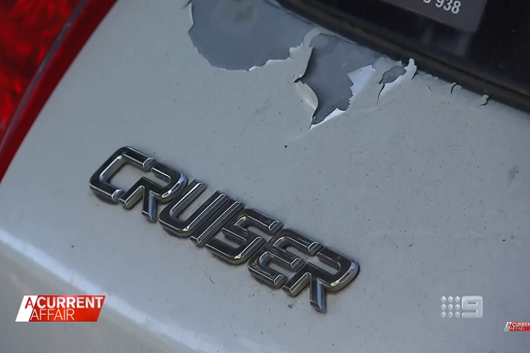  Vào ngày 12/7/2022 vừa qua, hãng Toyota đã đưa ra thông báo chính thức về vấn đề này. Theo phát ngôn viên của hãng, Toyota đã nhận được thông tin về tình trạng sơn xe bị bong tróc. Tình trạng này xảy ra với những chiếc xe sơn màu trắng mang mã màu 040. Khi xe tiếp xúc lâu ngày với ánh nắng mặt trời/tia cực tím, keo giữa lớp sơn lót và lớp sơn điện di nền có thể bị thoái hóa khiến sơn bị bong tróc khỏi các tấm thân vỏ bằng kim loại. 