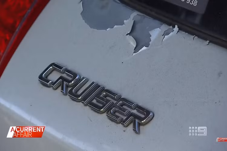  Vào ngày 12/7/2022 vừa qua, hãng Toyota đã đưa ra thông báo chính thức về vấn đề này. Theo phát ngôn viên của hãng, Toyota đã nhận được thông tin về tình trạng sơn xe bị bong tróc. Tình trạng này xảy ra với những chiếc xe sơn màu trắng mang mã màu 040. Khi xe tiếp xúc lâu ngày với ánh nắng mặt trời/tia cực tím, keo giữa lớp sơn lót và lớp sơn điện di nền có thể bị thoái hóa khiến sơn bị bong tróc khỏi các tấm thân vỏ bằng kim loại. 