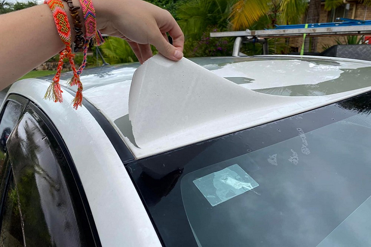 Tuy nhiên, số tiền 3.500 AUD (gần 56 triệu đồng) vẫn là quá lớn với bà mẹ 2 con như chị. "Sao chúng tôi lại phải thanh toán, dù chỉ vài nghìn đô, trong khi lỗi là của họ?", chị Paynter lên tiếng. Sau khi phóng sự này lên sóng, những người dùng xe Toyota tại Úc đã lập một nhóm trên mạng xã hội Facebook với cái tên "Toyota Australia Peeling Paint", hiện có khoảng 1.000 thành viên. Các thành viên của nhóm đã cùng nhau chia sẻ hình ảnh những chiếc Toyota bị bong tróc sơn của mình.