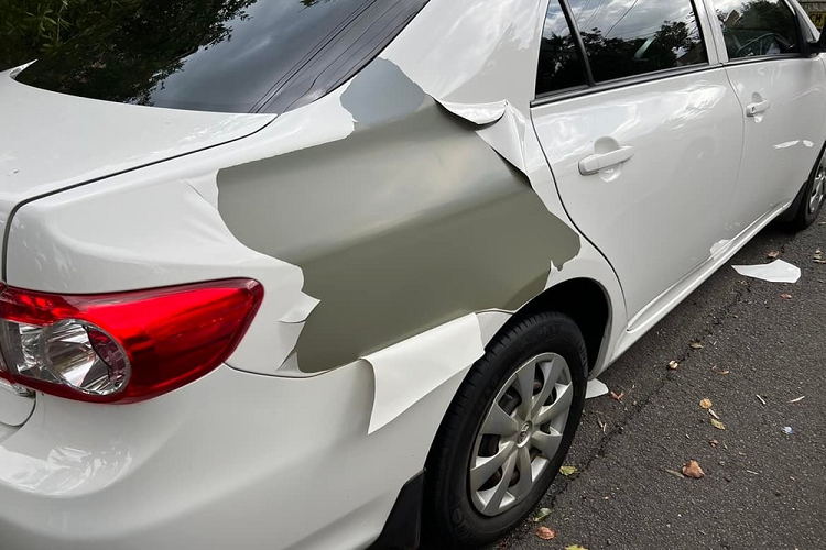 McInerney đã liên hệ với đại lý địa phương nhưng nhận về câu trả lời rằng anh là chủ xe thứ 2 nên Toyota chẳng thể làm được gì. Không riêng gì anh McInerney, chị Sharon Paynter gặp phải tình trạng này. Cách đây 2 năm, chị Paynter đã quay trở lại đại lý nơi mình mua xe sau khi chiếc Toyota RAV4 đời 2006 bắt đầu bị bong tróc sơn ngoại thất.