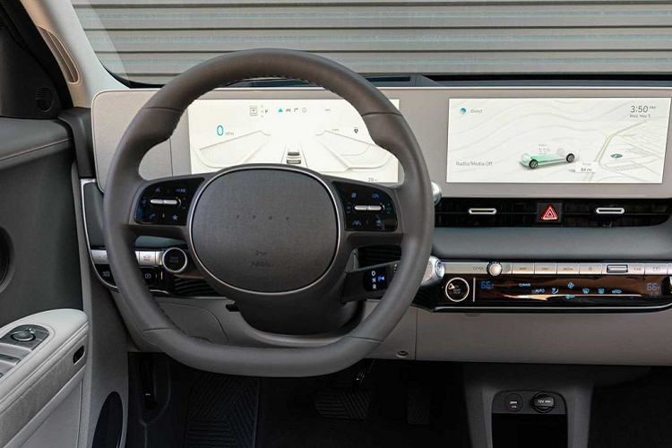 Hyundai Ioniq 5 là chiếc xe đầu tiên trên thế giới có khả năng sạc 800V cực nhanh có thể sạc từ 10% đến 80% chỉ trong 18 phút. Sau mỗi lần sạc đầy, Ioniq 5 có phạm vi hoạt động lên tới 429 km. 