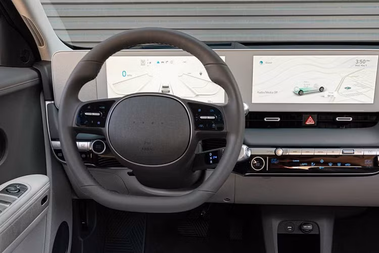 Hyundai Ioniq 5 là chiếc xe đầu tiên trên thế giới có khả năng sạc 800V cực nhanh có thể sạc từ 10% đến 80% chỉ trong 18 phút. Sau mỗi lần sạc đầy, Ioniq 5 có phạm vi hoạt động lên tới 429 km. 