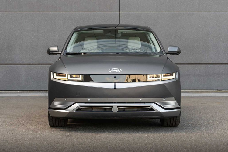 Tại quê nhà, Hyundai Ioniq 5 2022 mới hiện là mẫu xe điện “ăn khách” nhất, khi doanh số của nó chiếm 31,59% trong tổng doanh số 22.587 xe điện được bán ra vào trong năm ngoái.