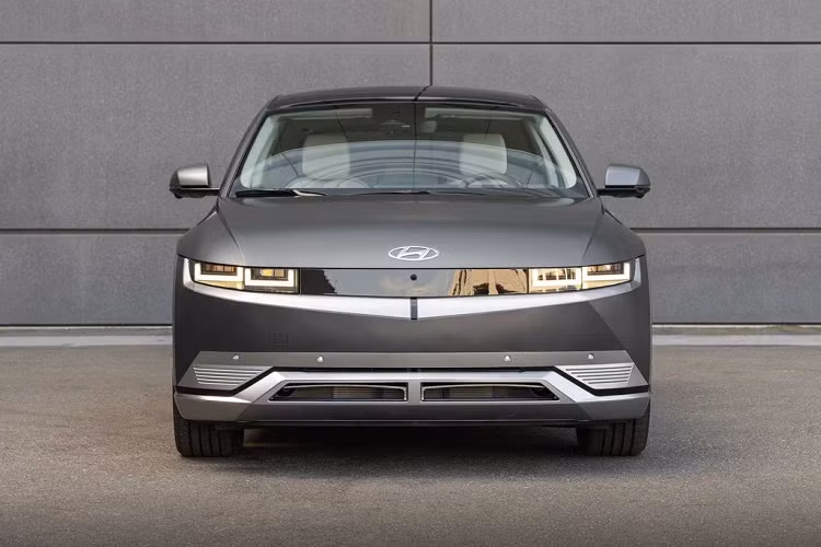 Tại quê nhà, Hyundai Ioniq 5 2022 mới hiện là mẫu xe điện “ăn khách” nhất, khi doanh số của nó chiếm 31,59% trong tổng doanh số 22.587 xe điện được bán ra vào trong năm ngoái.