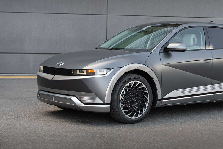 Ioniq 5 ra mắt lần đầu tiên vào tháng 4 năm ngoái, trở thành chiếc xe đầu tiên chạy trên nền tảng EV của chính Hyundai, được gọi là Nền tảng mô-đun toàn cầu điện hay E-GMP.