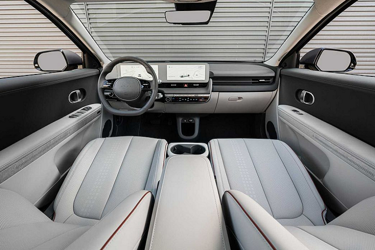 Đây là mẫu xe “mở đường” cho quá trình chuyển đổi sang điện khí hóa của Hyundai. Cảm hứng cho thiết kế của Ioniq 5 đến từ chiếc xe sản xuất đầu tiên của hãng - Hyundai Pony, từng gây được tiếng vang lớn tại Hàn Quốc vào những năm 1970.