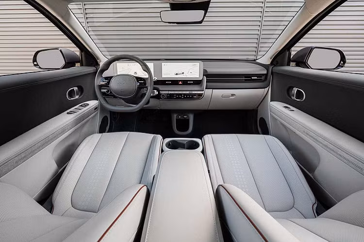 Đây là mẫu xe “mở đường” cho quá trình chuyển đổi sang điện khí hóa của Hyundai. Cảm hứng cho thiết kế của Ioniq 5 đến từ chiếc xe sản xuất đầu tiên của hãng - Hyundai Pony, từng gây được tiếng vang lớn tại Hàn Quốc vào những năm 1970.