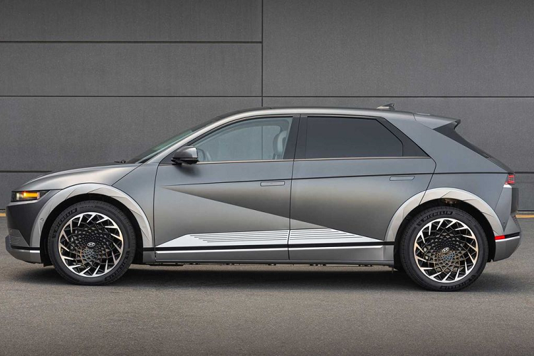 Vào ngày 26/4/2022 vừa qua, Tập đoàn Thành Công (TC Group) và Hyundai Motor chính thức giới thiệu sản phẩm xe điện Ioniq 5 tới khách hàng Việt với mục tiêu mang lại trải nghiệm sớm cho khách hàng và thị trường.